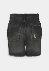 Short en denim noir avec ourlets effilochés, deux poches arrière et un léger détail usé sur une poche.