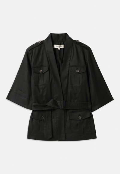 Mustade lühikeste varrukatega jope vöökohaga, millel on kaks eesmist taskut ja nööbid olgadel. Tekstureeritud kangas, millel on sujuv viimistlus.