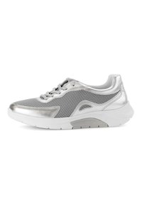 Grijze sportschoen met metallic zilveren accenten, meshpanelen, een ronde neus en een witte rubberen zool. Voorzien van veters en een gevoerd kraagje.
