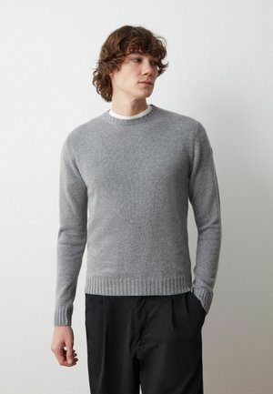 Maglione grigio lavorato a maglia con scollo rotondo e orlo a coste, realizzato in morbido materiale, caratterizzato da maniche lunghe e un design elegante.