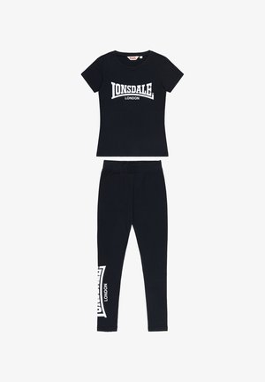 Čierna súprava Lonsdale London s tričkom s krátkym rukávom a okrúhlym výstrihom a priliehavými legínami, biele logo na hrudi a na dolnej ľavej nohe.