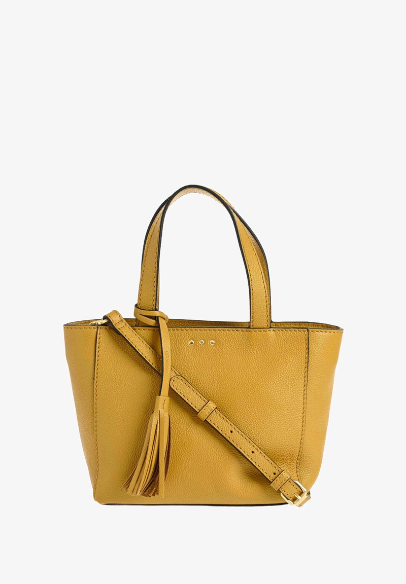 Sac à main en cuir jaune moutarde avec deux poignées, une bandoulière réglable et un détail de pompon à l'avant.