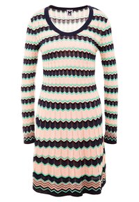 Långärmad klänning med ett vågigt zickzackmönster i persika, marinblått och teal. Stickad tyg med ribbad textur och rundad halsringning.