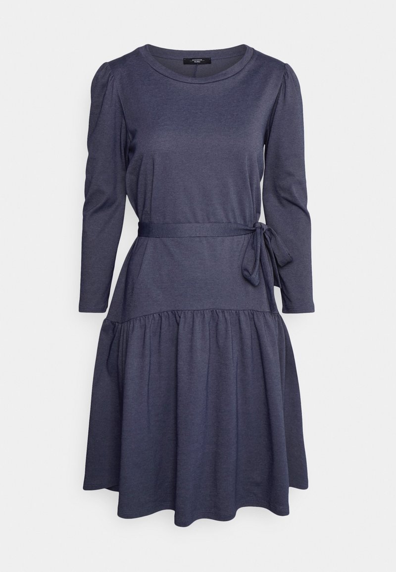 Robe bleu marine longueur genou avec manches longues, encolure ronde, jupe froncée et ceinture en tissu nouée à la taille sur fond blanc.