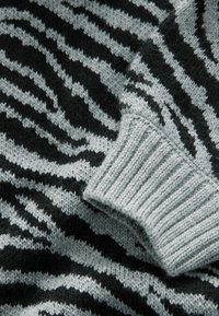 Next REGULAR FIT - ROLL NECK SHORT SLEEVE ZEBRA  - Trükipildiga T-särk - black white