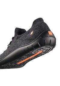 Czarne sportowe buty z teksturowaną cholewką z dzianiny, elastyczną gumową podeszwą z pomarańczowym akcentem oraz niskoprofilowym krojem.