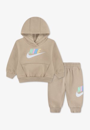 Beiges Hoodie- und Hosen-Set für Kleinkinder mit mehrfarbigem Nike-Logo und weißem Swoosh auf der Brust und am linken Hosenbein, elastische Bündchen und Bund.