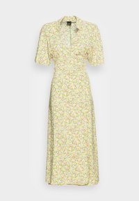 Vestido midi floral em verde, amarelo e rosa. Apresenta mangas curtas, um decote com colarinho e um design envolvente. Tecido leve com uma textura suave.