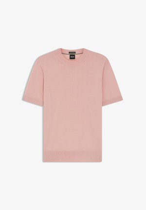 Jasnoróżowy dzianinowy top z krótkim rękawem, wykończony prążkowaniem na krawędziach, z czarną metką przy dekolcie z napisem "BOSS".