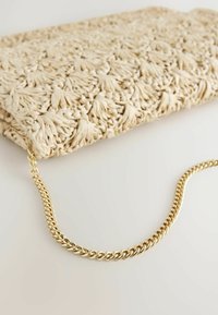 Beige gewebte Clutch aus strapazierfähigem Material mit strukturierter Oberfläche, ausgestattet mit einem goldenen Metallkettengurt. Der Verschluss ist flach und nahtlos gestaltet.
