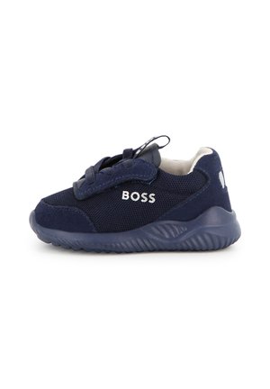 Baskets pour tout-petit bleu marine en tissu mesh et daim, lacets élastiques, logo "BOSS" sur le côté et semelle en caoutchouc texturée.