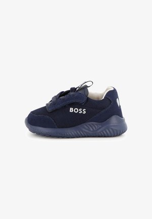 Baskets pour tout-petit bleu marine en tissu mesh et daim, lacets élastiques, logo "BOSS" sur le côté et semelle en caoutchouc texturée.