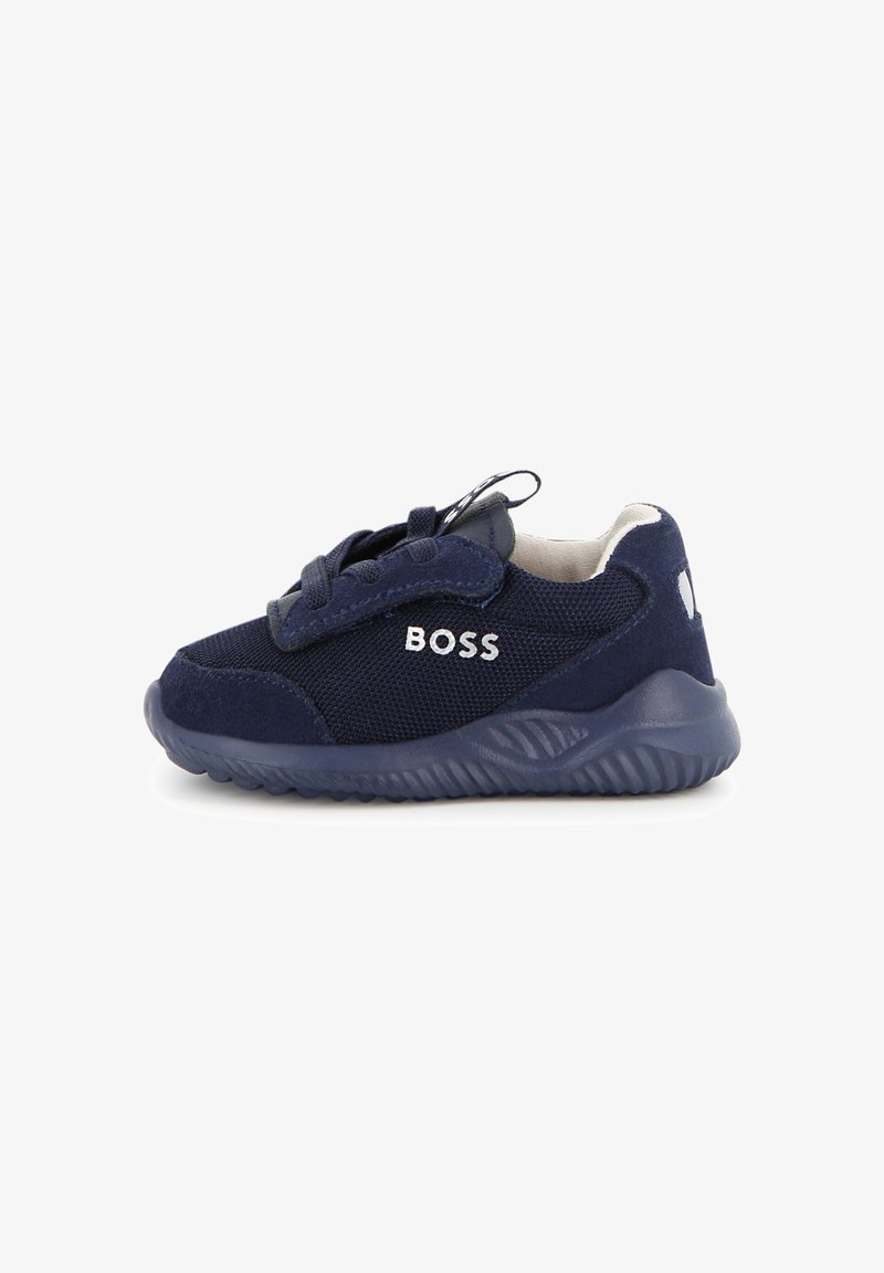 Baskets pour tout-petit bleu marine en tissu mesh et daim, lacets élastiques, logo "BOSS" sur le côté et semelle en caoutchouc texturée.