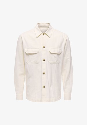 Chaqueta camisa de manga larga color blanco hueso con dos bolsillos delanteros con solapa y cinco botones marrones en el centro.