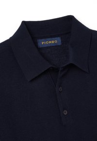 Navyblauw poloshirt gemaakt van zachte stof, met een klassieke kraag, een drieknoopssluiting en een PIOMBO-label dat binnenin de kraag is genaaid.