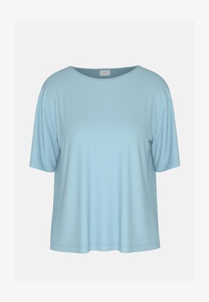 Lichtblauw, losvallend T-shirt met korte mouwen, ronde halslijn en rechte zoom op een effen achtergrond.
