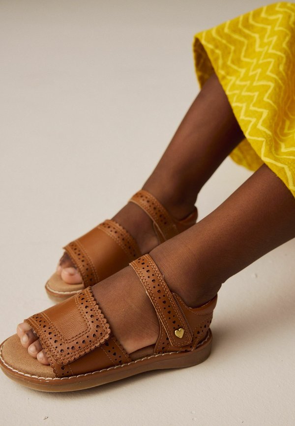 REGULAR FIT – BROGUE TOUCH FASTENING  – Lauflernschuh