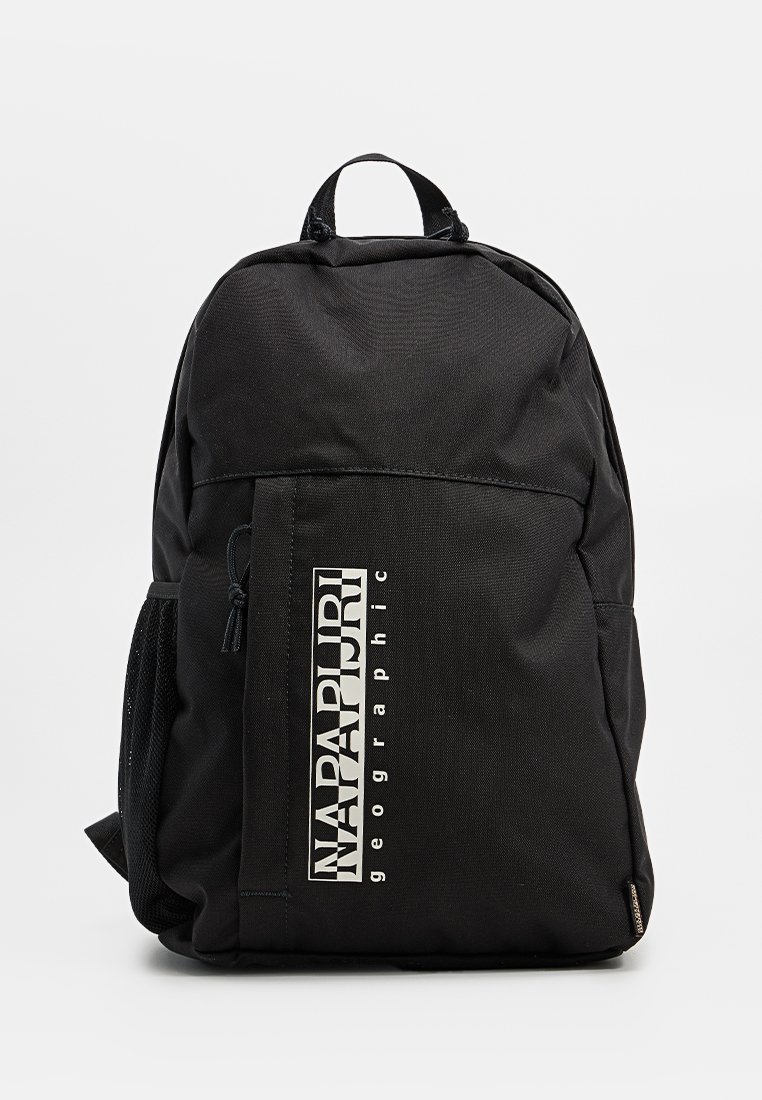 Czarny plecak Napapijri z przednią kieszenią na zamek, górną rączką, boczną siateczkową kieszenią oraz białym pionowym tekstem logo na przedniej części.