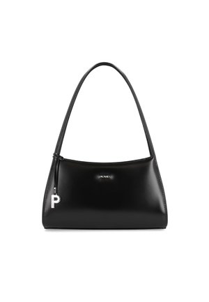 Sac à bandoulière en cuir noir avec une seule sangle, plaque logo argentée au centre et un pendentif "P" en argent suspendu sur le côté.