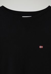Maglione nero a maglia con scollatura a coste e una piccola bandiera norvegese ricamata sul lato sinistro del petto. Tessuto morbido, design casual.