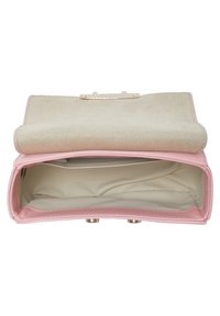 Růžová kabelka z umělé kůže s béžovým klopou, zlatými kovovými doplňky a hladkým vnitřním podšívkou s jemným pruhovaným vzorem.