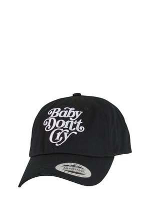 Čierna bavlnená baseballová šiltovka s zakriveným šiltom, na prednej strane s bielym vyšitým textom "Baby Don't Cry". S nastaviteľným popruhom vzadu.