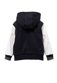 Hooded jack met een marineblauwe romp en witte mouwen. Ribgebreide manchetten en zoom hebben een gestreept patroon. Over het algemeen een gladde textuur met een casual ontwerp.