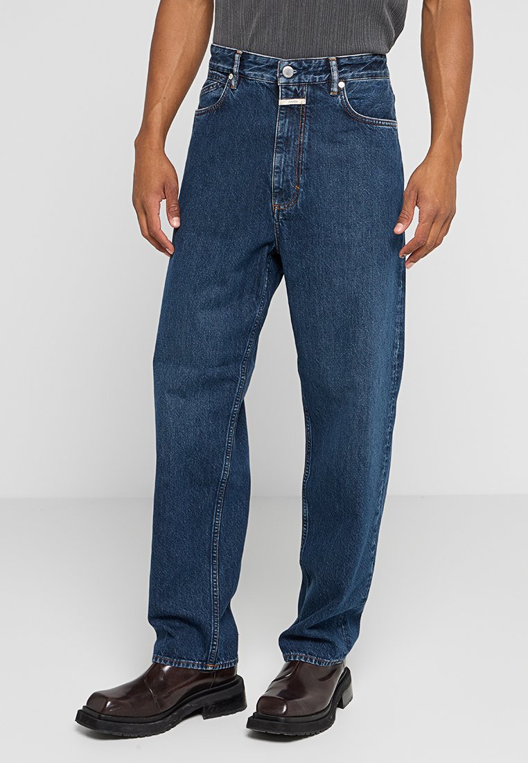 Herren-Dunkelblaue Jeans aus Denim mit entspannter Passform, im Straight-Leg-Schnitt, fünf Taschen und kontrastierendem Stich. Abgeschlossen mit einem Metallknopf.