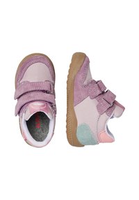 Kinderschuhe aus pinkem und lavendelfarbenem Wildleder und Mesh. Doppelte Klettverschlüsse, Gummisohlen und ein pastellgrüner Akzent an der Ferse.