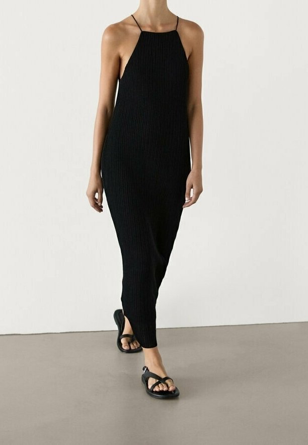 Mustat ribbed-maksimekot, joissa on ohuet hihnat, istuva siluetti ja sivureiät. Yhdistetty mustiin flip-flop sandaaleihin. Suuntaa-antava kangas.