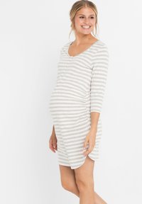 Abito premaman grigio chiaro con strisce bianche, dotato di scollatura a V, maniche a tre quarti e arricciature laterali per un look aderente.