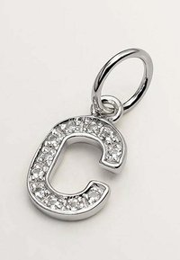 Colgante en forma de letra "C" de plata adornado con cristales transparentes, con un acabado pulido y un lazo de sujeción circular.