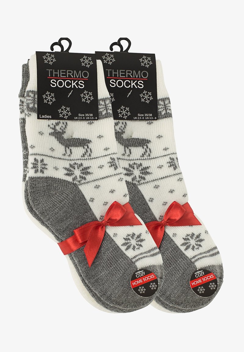 Calze termiche in misto cotone bianco e grigio con motivo a renna. Caratterizzate da un nastro rosso e etichettate con la taglia 35/38. Texture morbida.