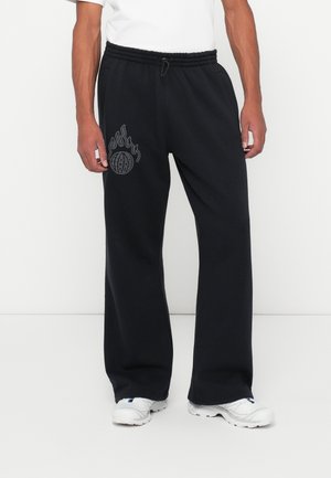 Pantaloni della tuta neri realizzati in tessuto morbido, con vita elasticizzata, tasche laterali e un logo con fiamma e globo sulla coscia sinistra.