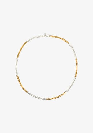 Guld- og sølvkæde med sammenflettede led, skiftende metalfarver og lukning med hummerlås. Glat tekstur.