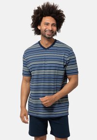 Herren Kurzarmhemd mit V-Ausschnitt, marineblau mit horizontalen Streifen in Hellblau und Creme, aus leichtem Baumwollstoff gefertigt.