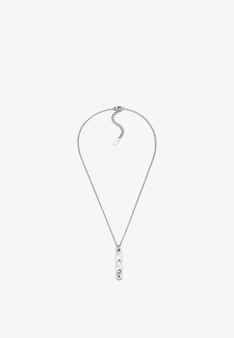 Collier en argent avec une chaîne fine et un pendentif rectangulaire à deux découpes circulaires, finition polie, design minimaliste.