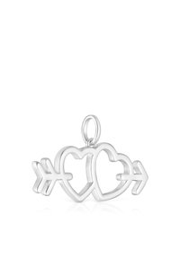 Colgante de plata con dos corazones abiertos entrelazados con una flecha. Acabado suave, bordes redondeados y un lazo en la parte superior para su sujeción.