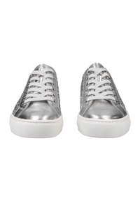 Sneaker metallici argento con suole in gomma bianca, design con lacci e dettagli glitterati sui lati. Texture liscia e punta arrotondata.
