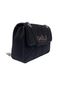 Borsa a tracolla in pelle trapuntata nera con catena in argento e logo "GAËLLE PARIS" sulla chiusura con patta frontale.