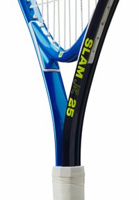 Slam JR 25 Tennisschläger mit blauem Rahmen, schwarzem Schaft und weißem Griff. Auffällige gelbe Markenkennzeichnung und traditionelles Besaitungsmuster.