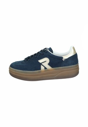 Baskets en daim bleu marine avec une semelle en caoutchouc surélevée, ornées d'une accent doré au talon et d'un logo "R" blanc bien en évidence sur le côté.