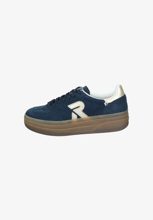 Sneaker in suede blu navy con suola in gomma rialzata, dotata di un accento dorato sul tallone e un prominente logo bianco "R" sul lato.