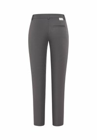 Pantaloni grigi a taglio slim, con una tasca posteriore e una trama sottile. Il tessuto appare liscio, senza motivi o accenti visibili.
