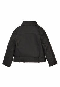Giacca nera in ecopelle con colletto, maniche lunghe e design corto. Presenta dettagli di cucitura e un orlo con cintura.