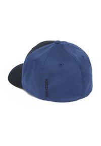 Casquette de baseball avec une calotte bleu marine et une visière noire. Matériau en coton, visière courbée, et un détail de logo sur le côté. Tissu texturé avec des accents de couture.