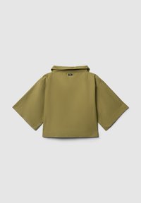 Giacca corta verde oliva a maniche corte con colletto piegato, orlo dritto e linee pulite. Tessuto liscio senza motivi o accessori visibili.