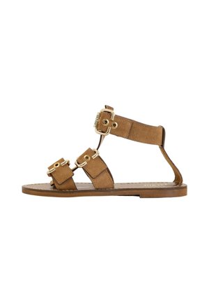 Sandalo piatto marrone con tre cinturini regolabili con fibbia e un anello per l'alluce, realizzato in materiale scamosciato e suola sottile.