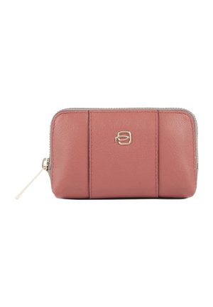 Piccola pochette rettangolare in pelle rosa polvere con logo centrale argentato e cerniera superiore con tirante.