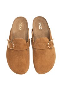 Brązowe zamszowe mokasyny z okrągłym noskiem, z szerokim paskiem i akcentem w postaci metalowej klamry. Miękka faktura i wyściełana wkładka.